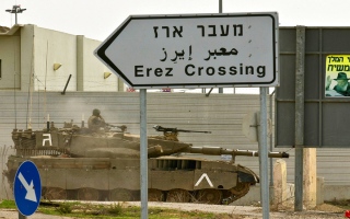 الصورة: إسرائيل تسمح بمرور المساعدات من معبر إيريز إلى غزة بعد ضغوط أميركية
