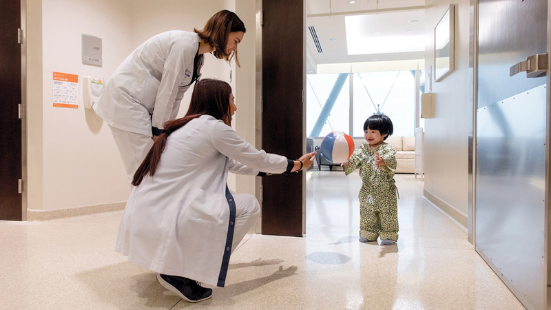 كوادر التمريض تجهز أحد الأطفال لجراحات الشفة الأرنبية. من المصدر