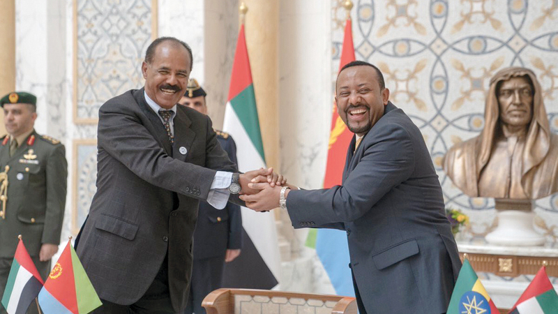 الرئيس الإريتري إسياس أفورقي وآبي أحمد يتصافحان خلال قمة ثلاثية في أبوظبي مع صاحب السمو الشيخ محمد بن زايد. أرشيفية