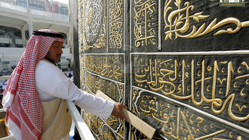 كادر متخصص ومتطوعون أنزلوا ثوب الكعبة القديم واستبدلوه بالجديد الذي صنعه وجهّزه عدد من أمهر الحرفيين والعاملين. رويترز