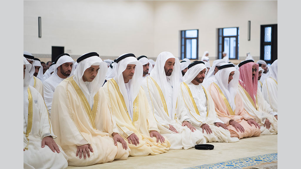 محمد بن زايد يؤدي صلاة عيد الأضحى بجامع الشيخ سلطان بن زايد الأول في أبوظبي