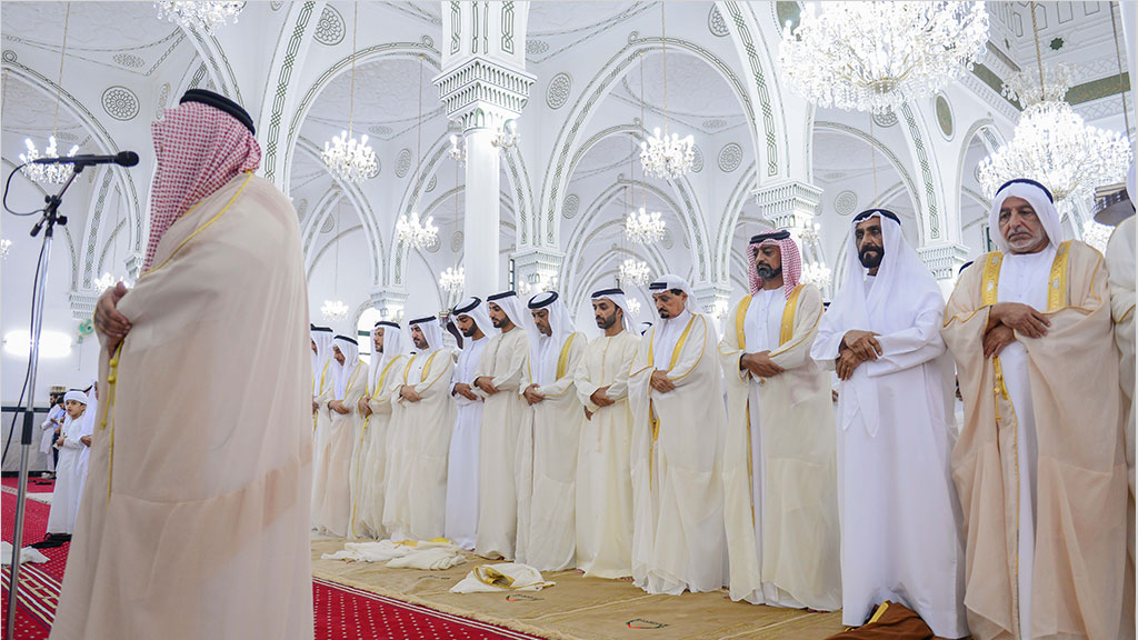 حاكم عجمان يؤدي صلاة عيد الأضحى في جامع الشيخ راشد بن حميد