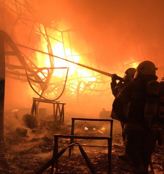 السيطرة على حريق معمل ديكور أخشاب وأصباغ في عجمان