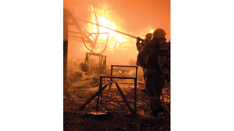 حريق في معمل ديكور بـ«صناعية عجمان»