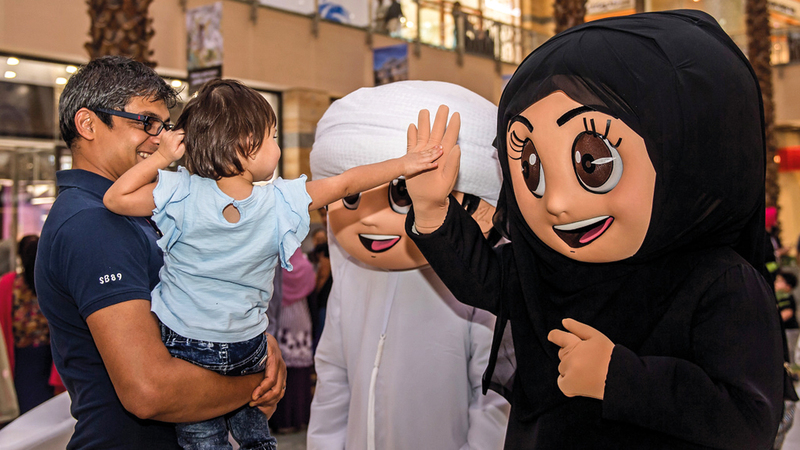 عمير وغبيشة يوزّعان «العيدية» على الأطفال