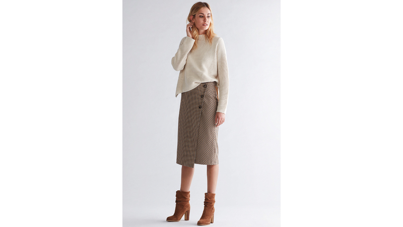 لإطلالة متباينة يمكن تنسيق تنورة متوسطة الطول ذات قصّة ضيقة مع قطعة فوقية ذات قصّة صندوقية. د.ب.أ