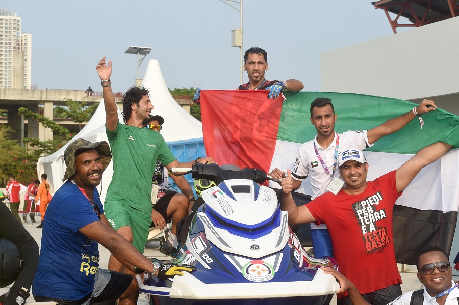 اللنجاوي يهدي الإمارات ذهبية الدراجات المائية في 