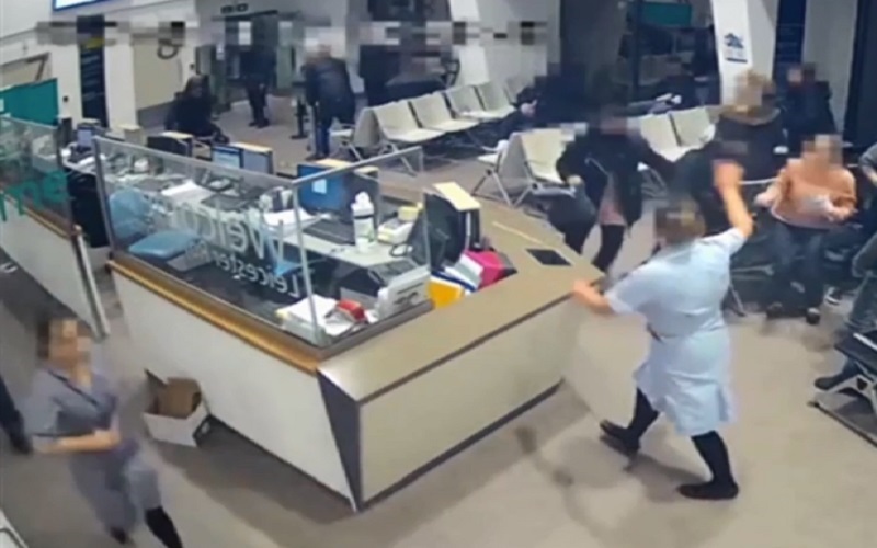 بالفيديو.. يهاجم مرضى في المستشفى بالساطور وتتصدى له ممرضة!