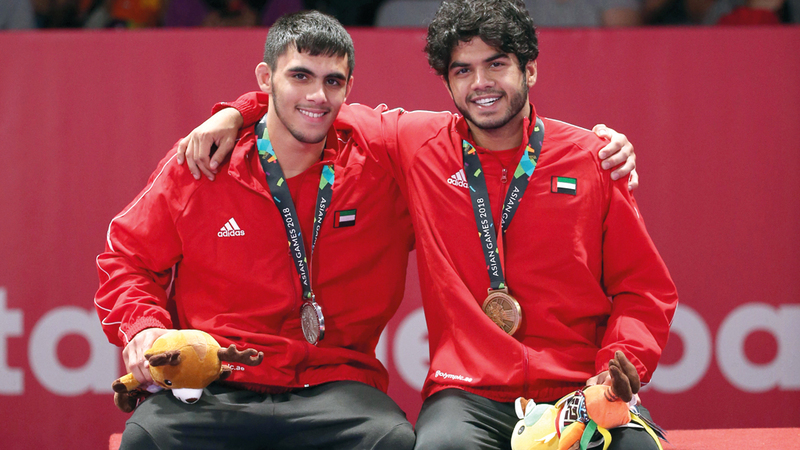 سعيد المزروعي وعمر الفضلي يحتفلان بالتتويج أمس في الدورة الآسيوية. من المصدر