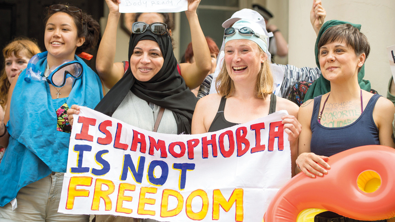 نساء يتظاهرن أمام السفارة الفرنسية في لندن احتجاجاً على حظر الحجاب. أرشيفية