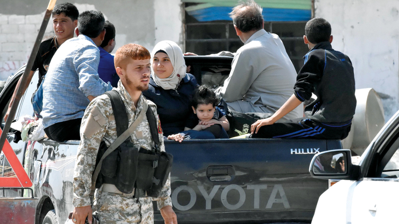 مدنيون ينتقلون من مناطق المعارضة في إدلب إلى مناطق سيطرة النظام. أ.ف.ب