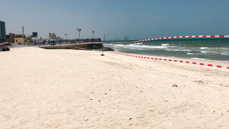 الجهات المعنية تحظر السباحة في بعض الشواطئ خلال الطقس السيئ. الإمارات اليوم