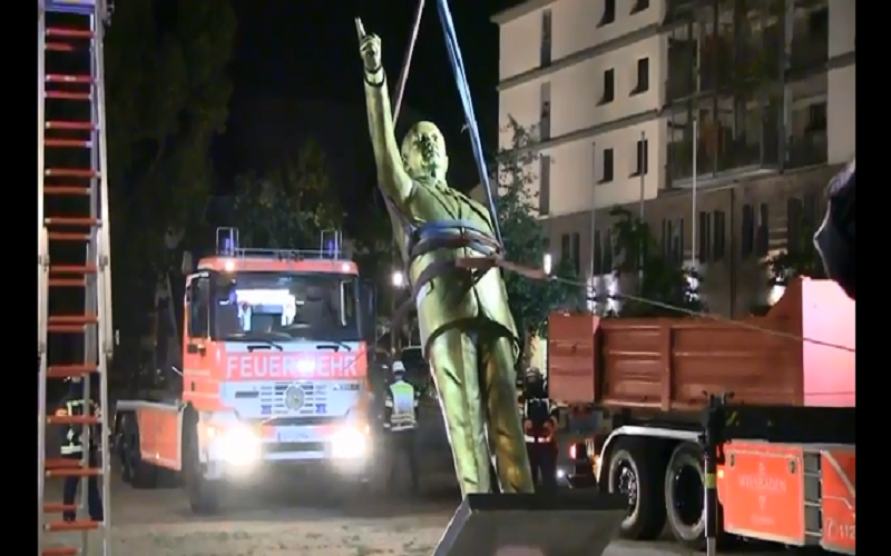 بالفيديو.. مدينة ألمانية تتخلص من تمثال لأردوغان ومحتجون يصفونه بـ