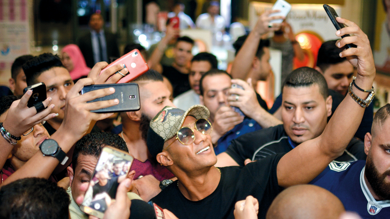 رمضان و«سيلفي» مع جمهوره. إي.بي.إيه