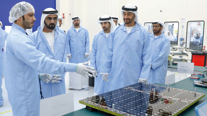 محمد بن راشد ومحمد بن زايد وحمدان بن محمد خلال إطلاق برنامج الإمارات الوطني للفضاء. أرشيفية