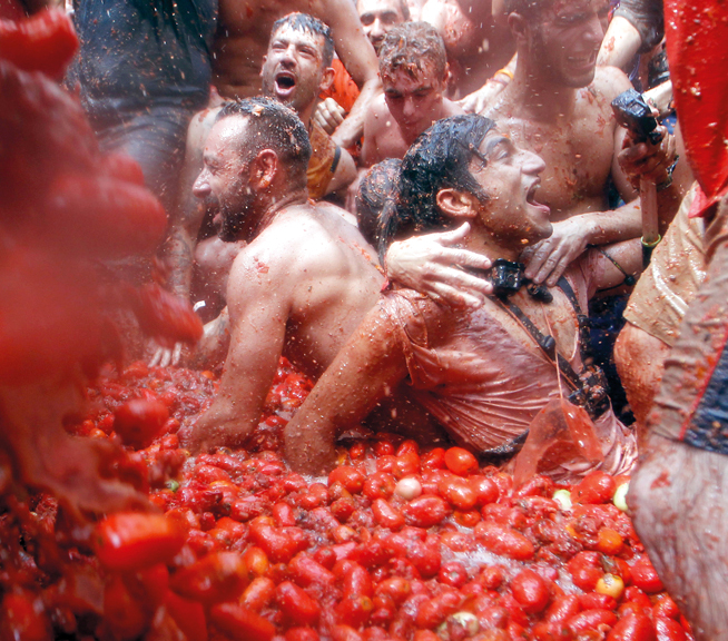 مشاركون في المهرجان غارقون بأطنان من الطماطم. وكالات
