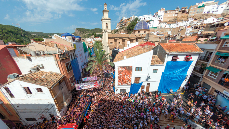 آلاف الإسبان يتوافدون على قرية بونيول للمشاركة في المهرجان. إي.بي.إيه