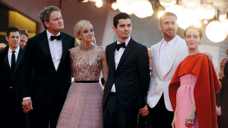 مخرج فيلم «فيرست مان» وعدد من أبطاله خلال حفل الافتتاح. رويترز