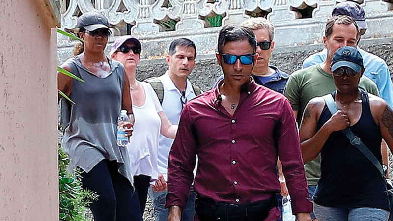 حاشية كبيرة من حراس الأمن يحيطون بميشيل أوباما خلال التنزّه. غيتي