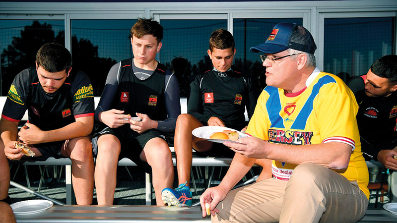 رئيس الوزراء الأسترالي يطهو للطلبة ويقدّم لهم الطعام. غيتي