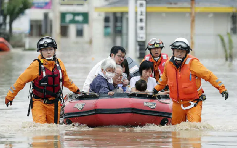 إجلاء الآلاف بسبب فيضانات وانهيارات أرضية فى اليابان