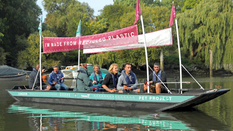 القارب يهدف لتعريف الناس بزيادة مستويات القمامة في الممرات المائية. رويترز