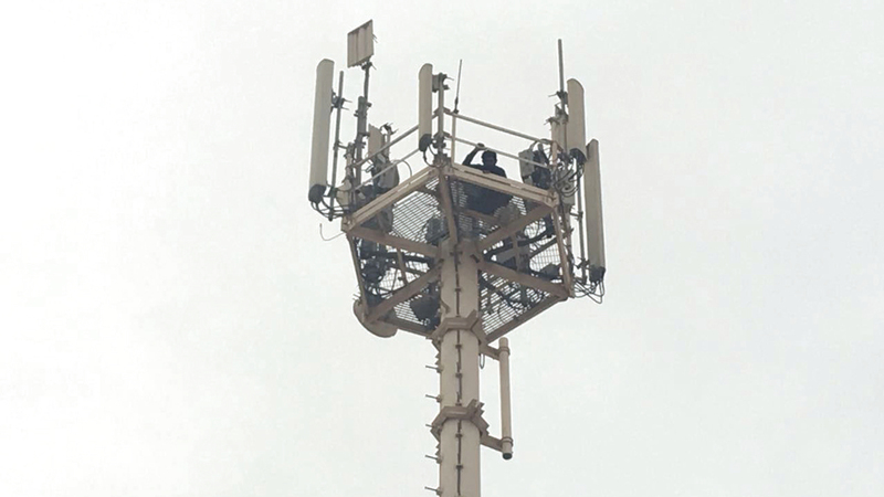 آسيوي يحاول الانتحار من فوق برج اتصالات