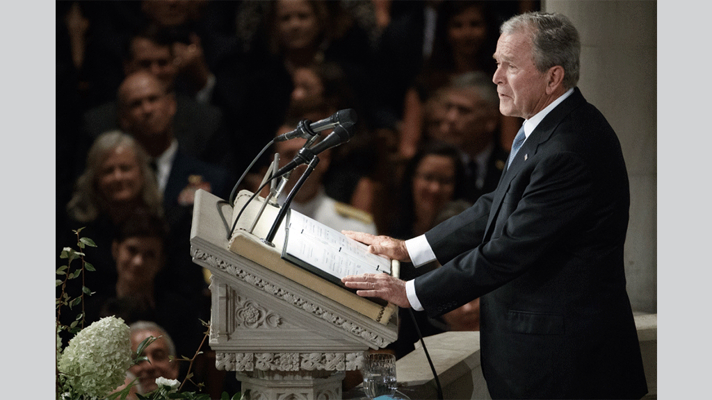 بوش يقدم حلوى لقرينة أوباما خلال جنازة ماكين