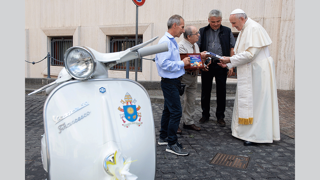 بالصور.. هذه «الفسبا التاريخية» هدية لن يستخدمها البابا