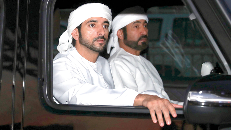 حمدان بن محمد خلال متابعته انطلاق تمهيدي المرموم للهجن. من المصدر