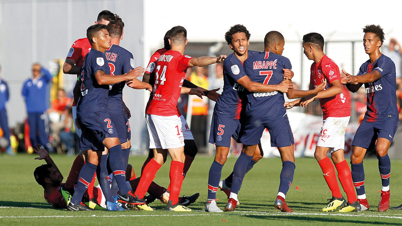 لاعبو سان جيرمان يبعدون زميلهم مبابي عن لاعب نيم خشية تفاقم المشكلة. من المصدر