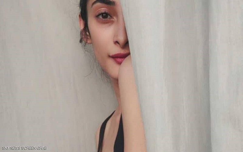 العثور على عارضة أزياء باكستانية مشنوقة في غرفتها