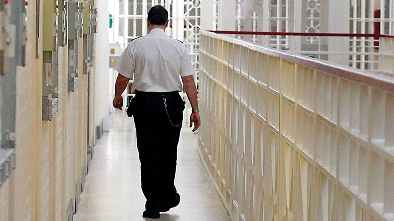 إقالات جماعية لضباط السجون في بريطانيا