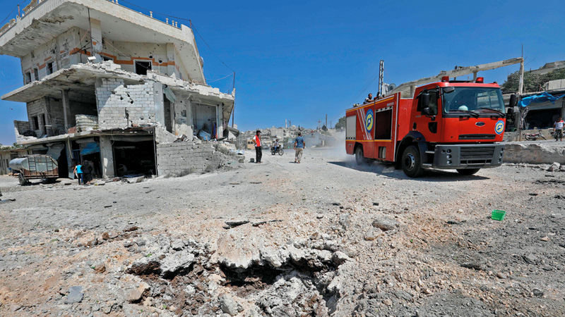 آثار دمار على أحد الشوارع في بلدة محمبل جنوب غرب إدلب نتيجة الغارات الروسية. أ.ف.ب