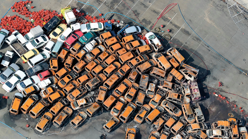 سيارات ومنازل مدمّرة.. وناقلة اصطدمت بجسر يربط مطار كانساي بمدينة إيزوميسانو.

يو.بي.آي