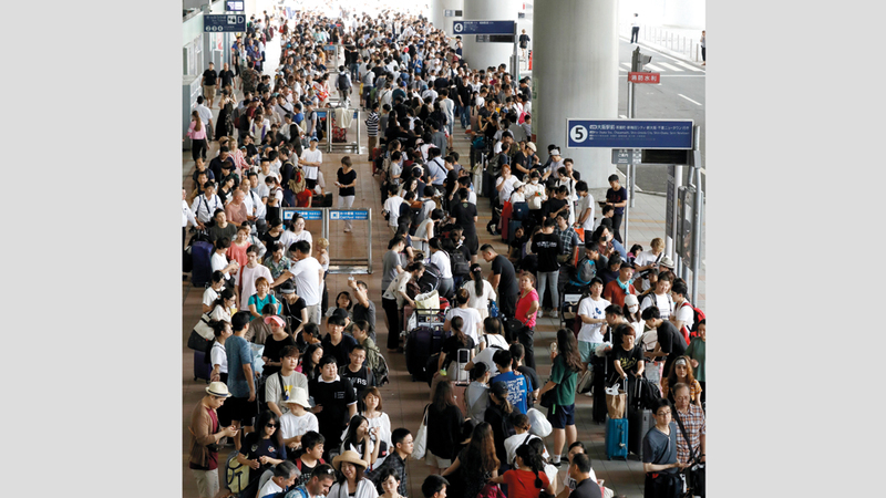 3000 شخص قضوا الليل في مطار كانساي الدولي بسبب الإعصار.

إي.بي.إيه