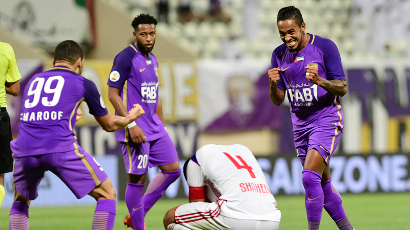 لاعبو العين (من اليمين) كايو وسعد خميس وجمال معروف يحتفلون بفوز فريقهم ويتوسطهم لاعب الشارقة شاهين عبد الرحمن في صورة معبرة خلال المباراة التي انتهت بفوز العين 4-1. تصوير: اسامة ابوغانم