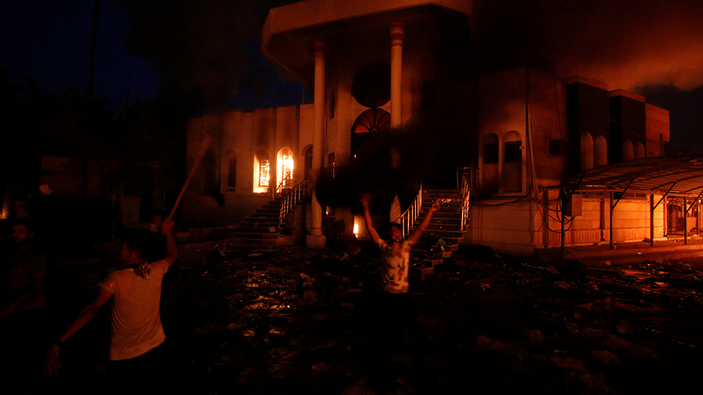 متظاهرون يقتحمون ويحرقون القنصلية الإيرانية في البصرة
