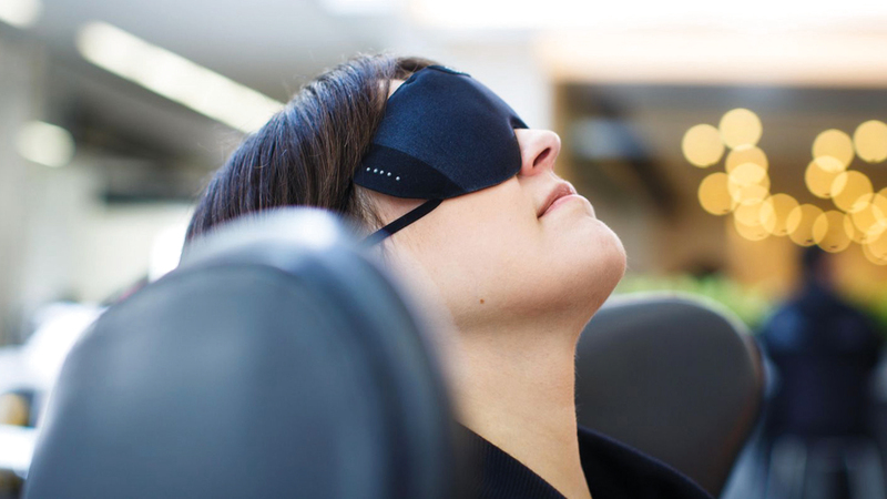 قناع ذكي يقضي على اضطرابات النوم خلال الرحلات الجوية