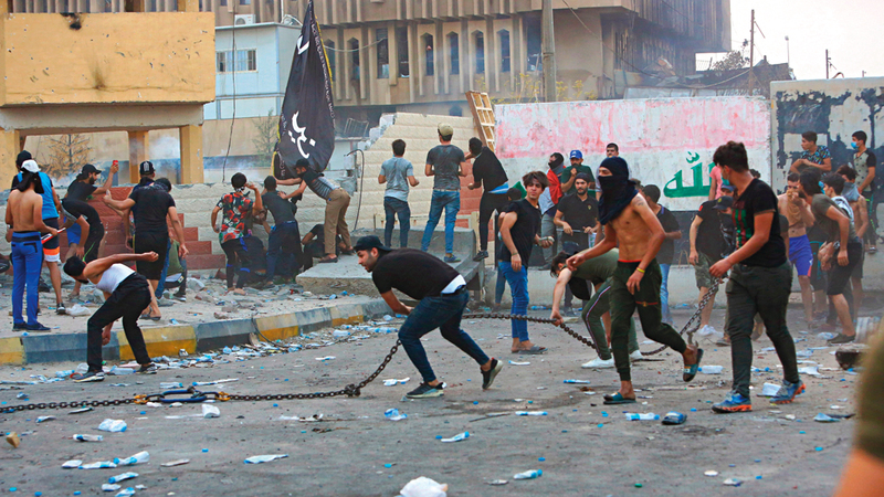 المتظاهرون في البصرة أحرقوا مكاتب حكومية احتجاجاً على تردي الأوضاع.  أ.ب