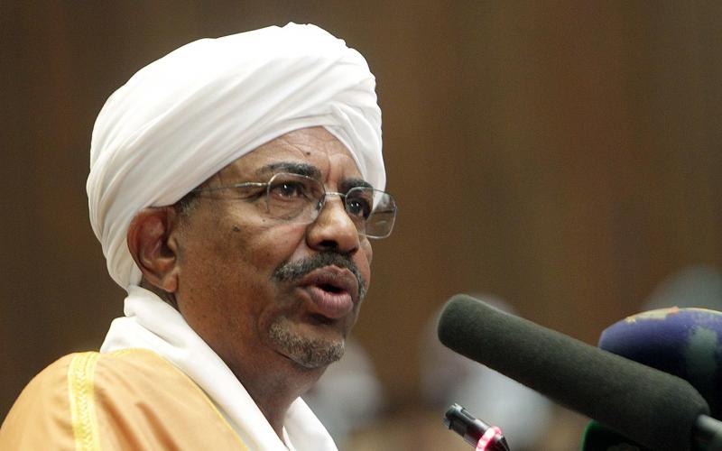 الرئيس السوداني يحل الحكومة ويخفض الوزارات من 31 إلى 21
