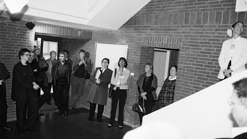 فنانون ونقاد وقيّمون يشاركون في الجلسة.  من المصدر