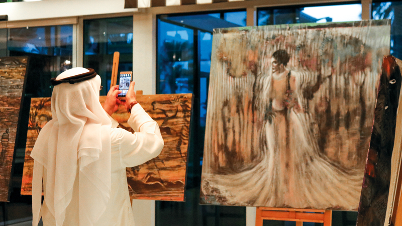 تميّزت لوحات الفنان بأنها قليلة الشخوص والمكونات الشكلية لكنها كثيفة المغزى البيئي.

الإمارات اليوم