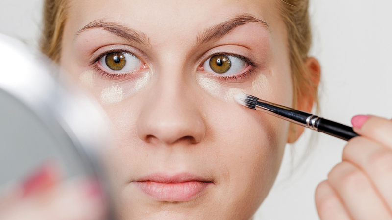 يمكن مواجهة الهالات السوداء بوساطة مستحضرات العناية المخصصة للعين. د.ب.أ