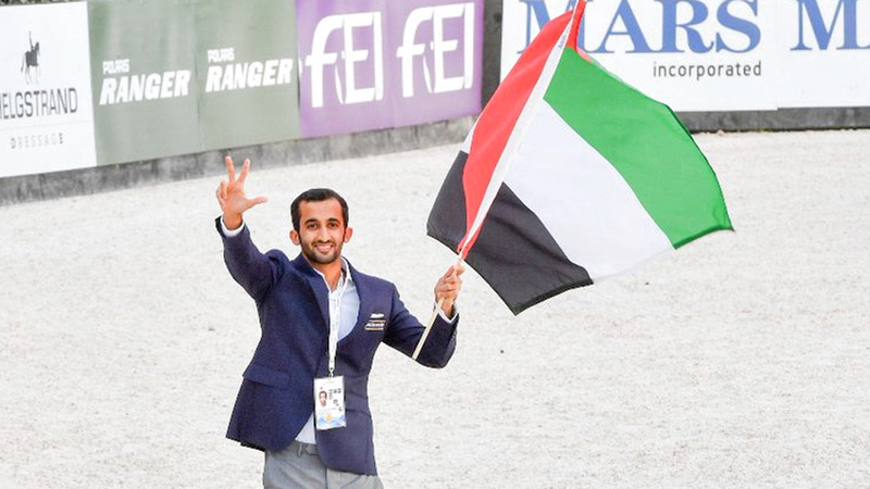 راشد بن دلموك يرفع علم الإمارات في افتتاح مونديال الفروسية