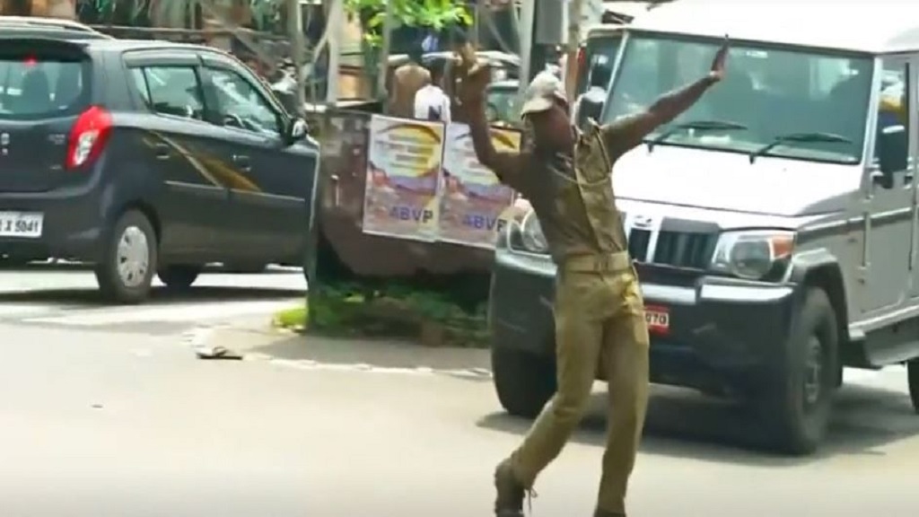 شرطي مرور راقص في الهند