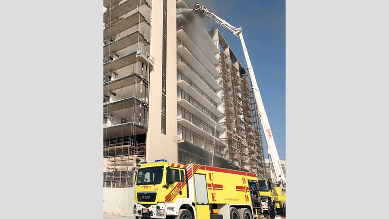 حريق ببناية قيد الإنشاء في أبوظبي