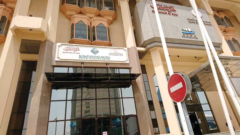 المركز يفتح الباب أمام الأشخاص من ذوي الحالات الإنسانية لطلب المساعدة عبر «لجنة يد الخير». أرشيفية