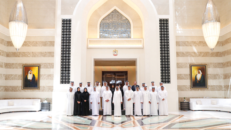 محمد بن راشد يتوسط الفائزين في &laquo;جائزة الإمارات للتوطين&raquo;.

من المصدر