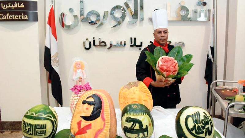 المصري ينحت بهجة وصوراً على قشر البطيخ